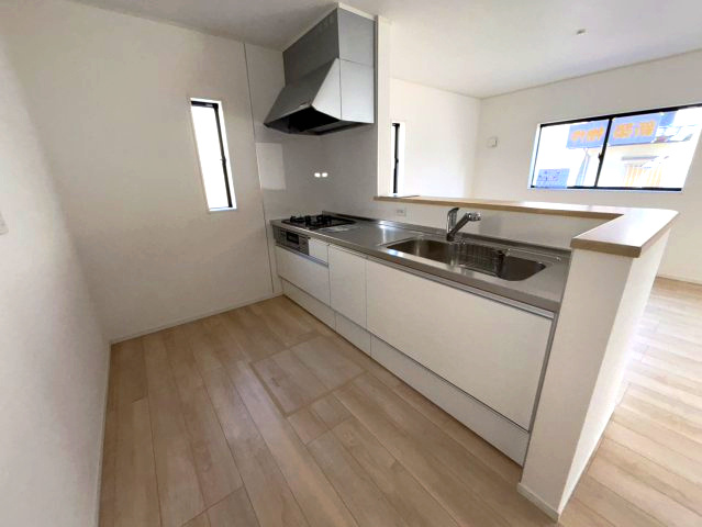 クレイドルガーデン西垣生第2-2号棟　新築分譲住宅(全2棟)のキッチン|コンパクトなキッチンで掃除もラクラク