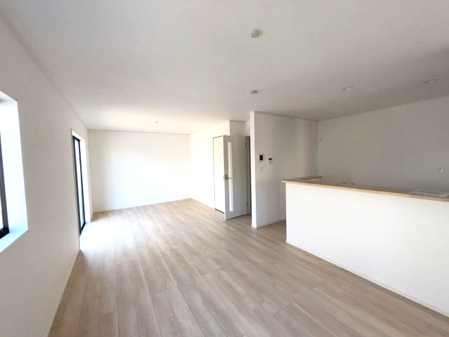 クレイドルガーデン西垣生第2-2号棟　新築分譲住宅(全2棟)の居間・リビング|ゆったり過ごせる居間です