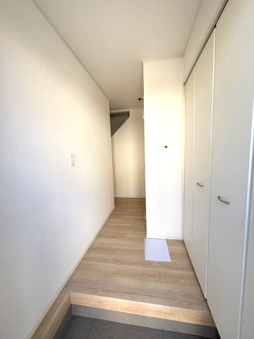 クレイドルガーデン西垣生第2-2号棟　新築分譲住宅(全2棟)の玄関|ゆったりとした玄関です