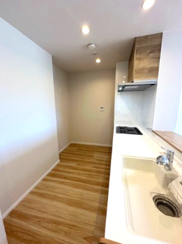 【キッチン】 | 星和プラネタウン千里南第弐期 | キッチン上部には手元を照らしてくれる照明付き！どの時間帯も安心してお使いいただけます。内覧・お問い合わせはお気軽にどうぞ。