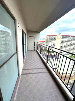 【バルコニー】 | 星和プラネタウン千里南第弐期 | 東向きの2WAYバルコニー。ご家族分の洗濯物も一気に干せる広々空間！心地よい風や太陽光で洗濯物を乾かせます。