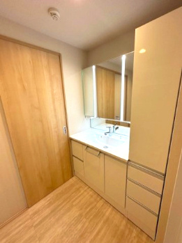 【独立洗面台】 | 星和プラネタウン千里南第弐期 | 鏡裏やボウル下に収納のある三面鏡付き洗面化粧台を設置。洗面台横にも収納棚を設け、生活感の出るアイテムが収まります！