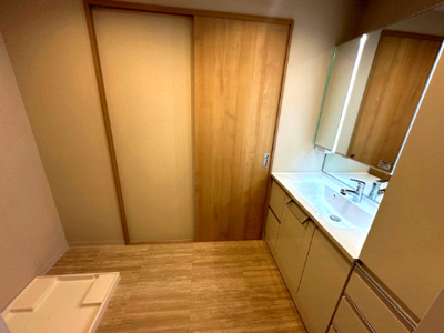 【脱衣所】 | 星和プラネタウン千里南第弐期 | 脱衣スペースはご家族でのご使用も可能な広さを確保。小さなお子様との入浴時もお着替えしやすそうです。