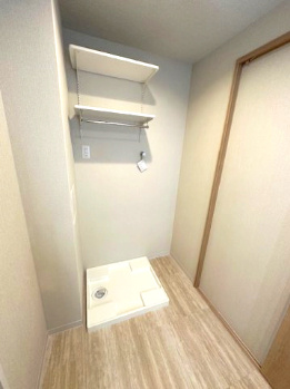 【その他】 | 星和プラネタウン千里南第弐期 | 室内に洗濯機置き場を設置。梅雨時期でも天気を気にせず洗濯が可能！上部に棚付きで、洗濯洗剤などを置き、使いたい時にサッと取り出せます。