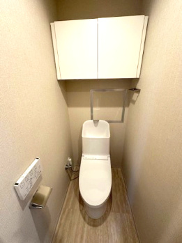 【トイレ】 | 星和プラネタウン千里南第弐期 | 寒い冬でも温かい便座で快適にご使用いただける温水洗浄便座付トイレ。温水で汚れを落とせるので、トイレットペーパーの節約にも！