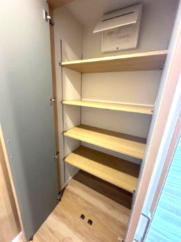 【収納】 | 星和プラネタウン千里南第弐期 | 廊下にも収納スペースを設けました！ご家族で共有可能な場所に位置し、ティッシュペーパーなど日用品のストック収納にも便利です。