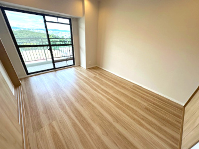 【洋室】 | 星和プラネタウン千里南第弐期 | 東向きバルコニーに面した洋室7.1帖。バルコニーに面したお部屋は、大きなお布団などもサッと干すことができます。