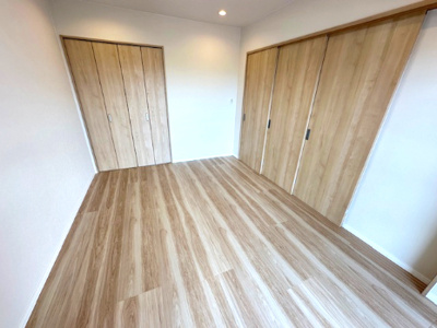 【洋室】 | 星和プラネタウン千里南第弐期 | 洋室7.1帖は大型ベッドも設置可能な広さでご夫婦の寝室にも！大きなベッドでお子様も一緒にお休みになれます。