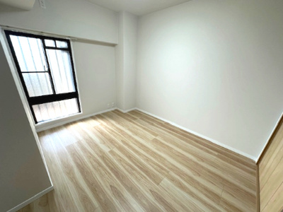 【洋室】 | 星和プラネタウン千里南第弐期 | 洋室5.6帖。フローリング仕様のお部屋は家具の配置、移動もスムーズ！お部屋の模様替えも気軽に楽しめそうですね。