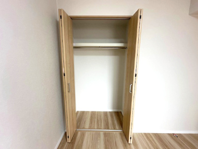 【収納】 | 星和プラネタウン千里南第弐期 | 洋室5.6帖のクローゼット。ハンガーパイプ付きで、洋服を折り畳まずに収納可能！シワにもなりにくそうですね。