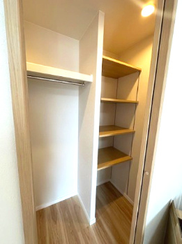 【収納】 | 星和プラネタウン千里南第弐期 | 洋室6.4帖のWIC。収納する物の大きさに合わせられる可動棚付き！折り畳んだ洋服も綺麗に保管が出来そうです。