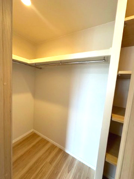 【収納】 | 星和プラネタウン千里南第弐期 | 洋室6.4帖のWIC。大容量の収納スペースには、衣類はもちろん大きなキャリーケースなども収納が可能です！