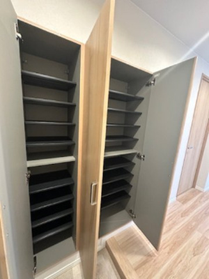 【収納】 | 星和プラネタウン千里南第弐期 | 脱いだ靴をすぐに片付けられるシューズボックス付き！散らかりがちな玄関周りがスッキリと片付き、綺麗な空間を保てます。