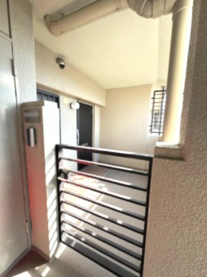 【玄関】 | 星和プラネタウン千里南第弐期 | 専用ポーチ付きの玄関。共用廊下から奥まったところに玄関扉があり、扉を開けても外部からの視線をさえぎることができます！