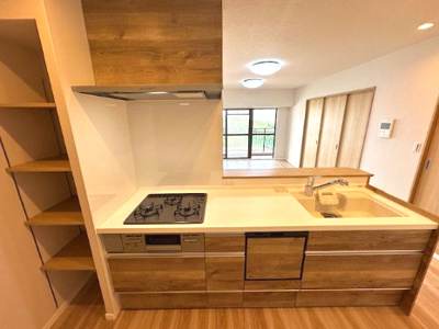 【キッチン】 | 星和プラネタウン千里南第弐期 | 調理中でも取り出しやすいスライド式収納付き。キッチン横にも収納スペースを設け、収納豊富！作業スペースが片付けられます。