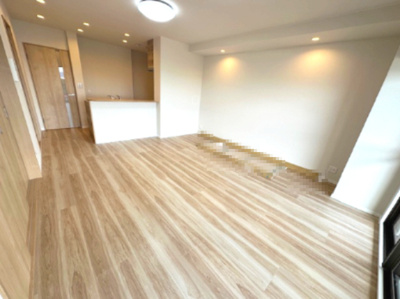 【居間・リビング】 | 星和プラネタウン千里南第弐期 | 木目調のフローリングが、柔らかな印象を与えてくれているLDK。家族団らんのひと時をお過ごしください！