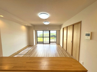 【居間・リビング】 | 星和プラネタウン千里南第弐期 | 東面に大きな掃き出し窓を設置！明るく開放感溢れる憩いの空間が実現します。ぜひ一度、現地をご覧ください。