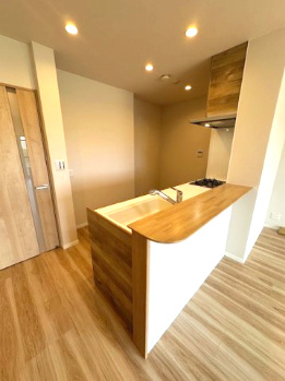 【キッチン】 | 星和プラネタウン千里南第弐期 | キッチンにはお料理の配膳や片付けにも便利なカウンター付き！椅子を配置し、ティータイムなども楽しめます。