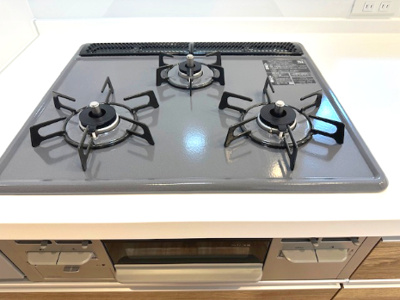 【キッチン】 | 星和プラネタウン千里南第弐期 | 複数品同時調理も可能な三口コンロを採用！グリル付きでお家で焼き魚も楽しめ、調理がサクサク捗りそうですね。