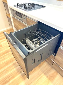 【キッチン】 | 星和プラネタウン千里南第弐期 | 食器を一気に丸洗いでき、節水にもなる食洗機搭載！家事時間の短縮も叶い、ご家族で過ごす時間を大切に過ごせそうです。