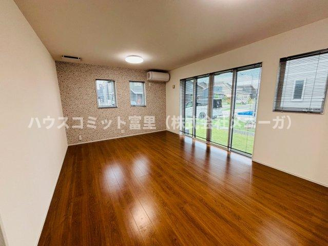 七栄　中古戸建（２０２２年築）の居間・リビング