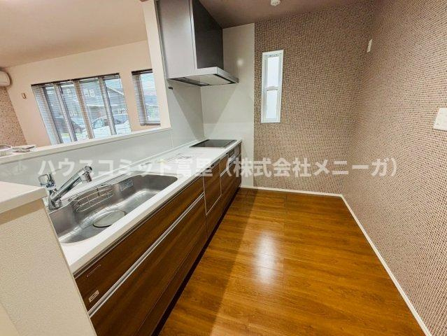 七栄　中古戸建（２０２２年築）のキッチン