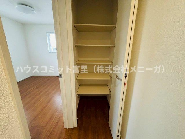 七栄　中古戸建（２０２２年築）の収納|2F廊下収納