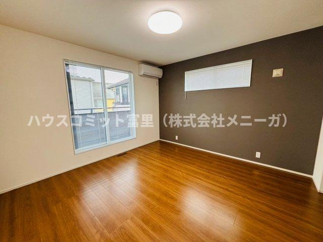 七栄　中古戸建（２０２２年築）の洋室