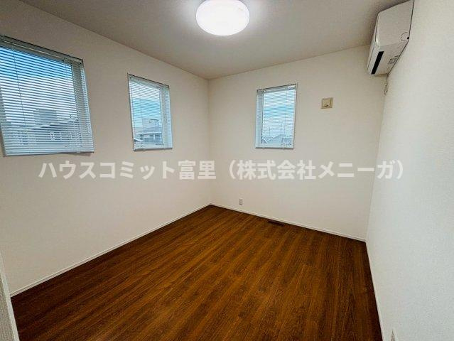 七栄　中古戸建（２０２２年築）の洋室