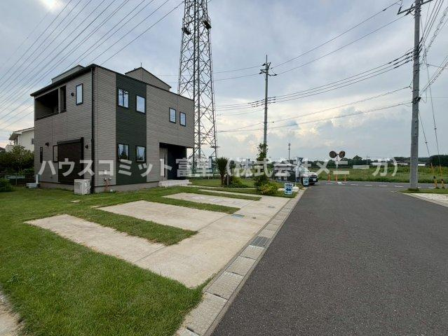 七栄　中古戸建（２０２２年築）の前面道路含む現地写真