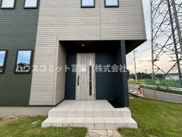 七栄　中古戸建（２０２２年築）の玄関