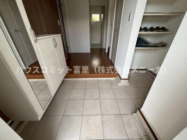 七栄　中古戸建（２０２２年築）の玄関