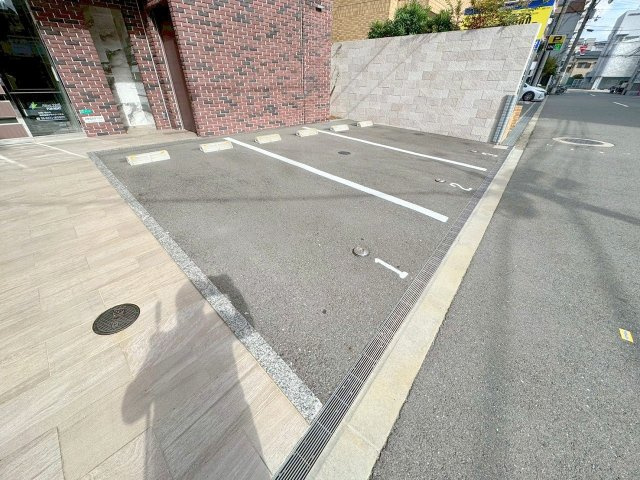 ミッドコート東三国の駐車場