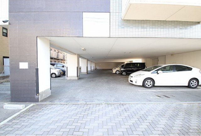 本多ハイツ長門石の駐車場|駐車場があるので、車を買う予定の方も安心です