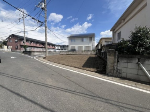 売土地　高崎市金古町の外観|接道間口に余裕があり、お車の出入りや駐車もしやすい広々とした敷地です。