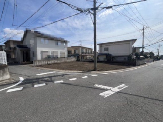 売土地　高崎市金古町の前面道路含む現地写真|前面道路含む現地写真です。閑静な住宅街の一角、陽当り良好な角地。建築条件なし。