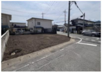 売土地　高崎市金古町の前面道路含む現地写真|陽当り・風通り良好な角地。閑静な住宅街で落ち着いた住環境、建築条件なし。