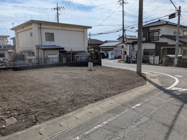 売土地　高崎市金古町の前面道路含む現地写真|閑静な住宅街で落ち着いた住環境。建築条件なし、お好きなハウスメーカーで建築可能。