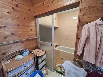 【脱衣所】 | 今山売家 | 脱衣所写真になります。お荷物は撤去してからのお渡しとなります
