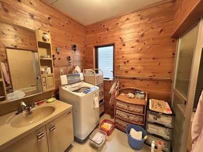 【脱衣所】 | 今山売家 | 脱衣所写真になります。お荷物は撤去してからのお渡しとなります
