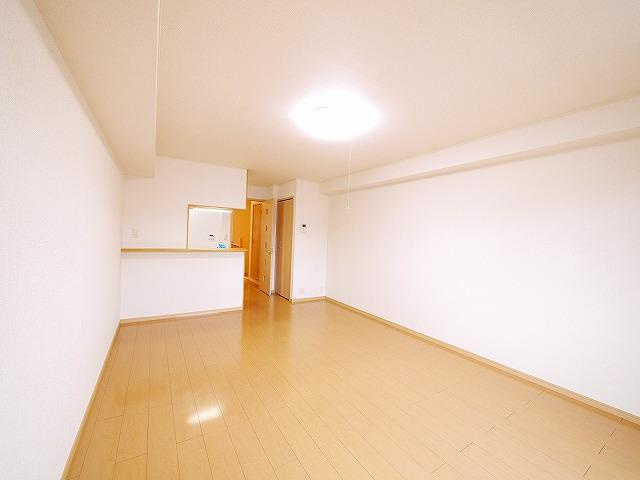 カルムメゾン（大和郡山市）の居間・リビング|こちらの居間で趣味の時間をお楽しみください