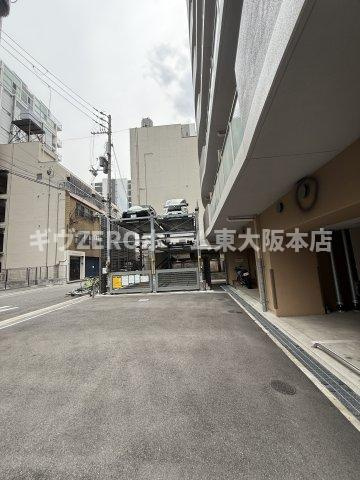 セレニテ桜川駅前プリエの駐車場