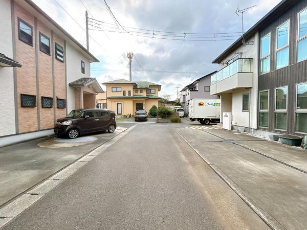 富士市松岡の中古一戸建|前面道路。幅員約4ｍあります。