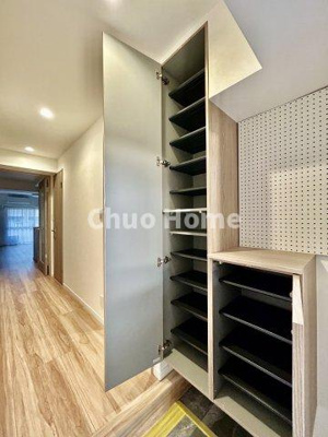 【玄関】 | ネオコーポ亀有 | 【玄関】玄関には大型のシューズクローゼットを設置しておりますのでいつでもスッキリりとした空間を保てます。玄関周りを清潔に使うのはとても大事なことですよね。