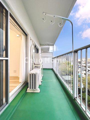 【バルコニー】 | ネオコーポ亀有 | 【バルコニー】幅もあって、奥行きもあるゆとりのバルコニー。洗濯物を干したり乾かしたりだけでなく、ただ出てみるだけでも気持ちいいですよ。