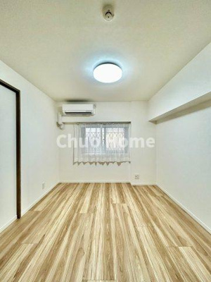 【寝室】 | ネオコーポ亀有 | 【寝室】心と体をゆったりと安らげる主寝室。寝室のゆとりが大きい分だけ、暮らしの安らぎは深まります。一日の疲れを癒すだけでなく、ご夫婦の親密な語らいを紡ぎ出します