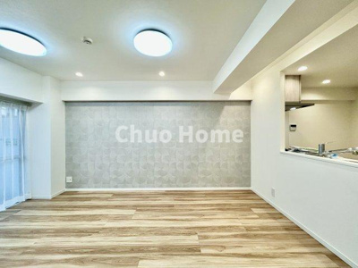 【キッチン】 | ネオコーポ亀有 | 視界に広がりを生むオープンなキッチン。料理や片付けをしながら、家族との会話を楽しんだり、リビングで遊ぶ子どもを見守れます。ご見学時には家具の配置などもイメージしながらぜひご覧になって見て下さい。