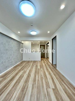 【ダイニング】 | ネオコーポ亀有 | 【ダイニング】忙しい朝でも、しっかり家族が揃って食事をして頂けるゆとりある大きさのダイニングスペース。奥様が作る手料理をカウンター越しに受けとって頂き、テーブルで囲む素敵な時間を存分に愉しんで下さい。