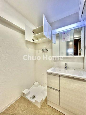 【ランドリースペース】 | ネオコーポ亀有 | 【ランドリースペース】担当者がスケールを持ち歩いておりますので、ご見学時には現在お使いの洗濯機などがきちんと収まるかなどもチェックして下さい。見学前に測っておくと非常に便利だと思います。