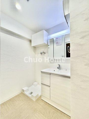 【脱衣所】 | ネオコーポ亀有 | 【洗面所】明るい洗面所は朝をすっきりさせてくれる空間です。バタバタしている忙しい朝でも収納が多い洗面台では短い時間で効率良く支度ができます。